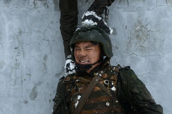 Испытания на право ношения крапового и зеленого берета среди военнослужащих Национальной гвардии РФ - Sputnik Кыргызстан