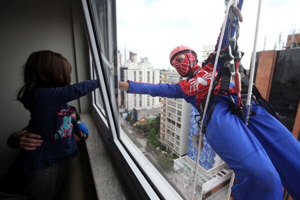 Рабочие в костюмах героев комиксов моют окна детской больницы в Сан-Паулу. Бразилия - Sputnik Кыргызстан