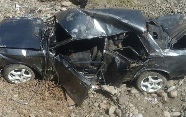 Три человека погибли в результате падения автомобиля с обрыва рядом с селом Красный Октябрь Арсланбобского айыльного аймака Джалал-Абадской области - Sputnik Кыргызстан