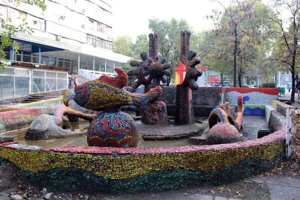 Фонтан Солнечные рыбки, расположенный на пересечении улиц Абдрахманова и Токтогула - Sputnik Кыргызстан