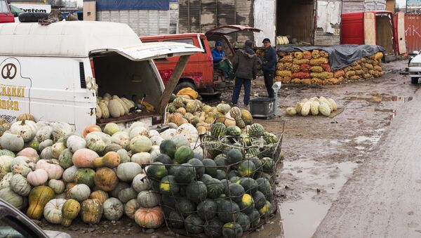 Работа рынка Дыйкан-Пишпек в Бишкеке - Sputnik Кыргызстан