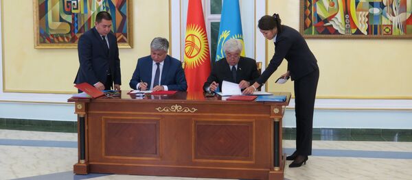 МИД КР Эрлан Абдылдаев во время подписании договора о нахождении граждан Кыргызстана в Казахстане 30 дней без регистрации и коллегой из Казахстана - Sputnik Кыргызстан