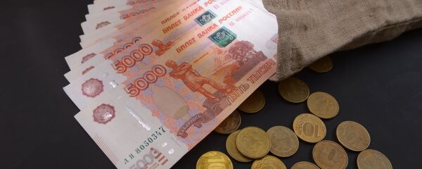 Денежные купюры и монеты России. Архивное фото - Sputnik Кыргызстан