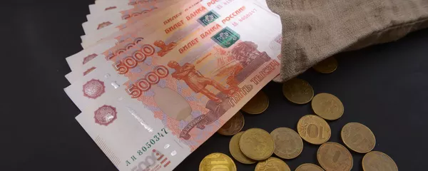 Денежные купюры и монеты России. Архивное фото Денежные купюры и монеты России. Архивное фото - Sputnik Кыргызстан