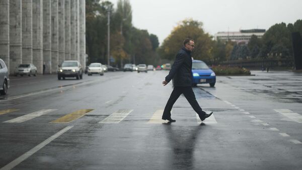 Прохожий на одной из улиц Бишкека - Sputnik Кыргызстан