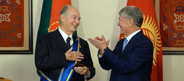 КР президенти Алмазбек Атамбаев Принц Карим Ага Хан IVгө Данакер орденин ыйгарууда - Sputnik Кыргызстан
