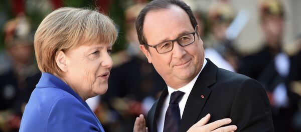 Президент Франции Франсуа Олланд приветствует канцлера Германии Ангела Меркель во время встречи  в Париже - Sputnik Кыргызстан