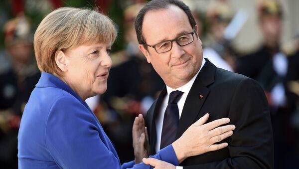 Президент Франции Франсуа Олланд приветствует канцлера Германии Ангела Меркель во время встречи  в Париже - Sputnik Кыргызстан