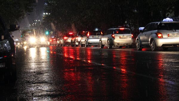 Автомобили на одной из улиц Бишкека во время дождя. Архивное фото - Sputnik Кыргызстан