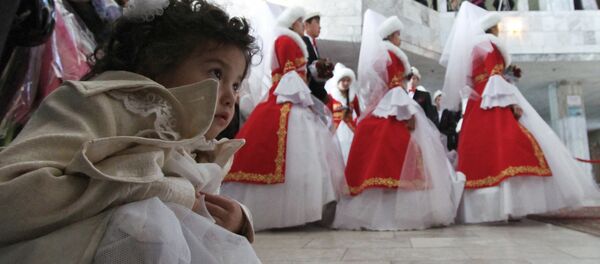 Церемония массового бракосочетания 50 молодежных пар - Sputnik Кыргызстан