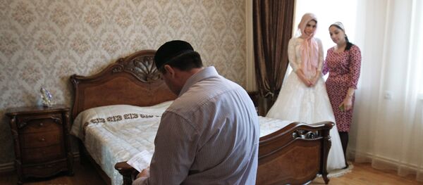 Невеста готовится к обряду нике. Архивное фото - Sputnik Кыргызстан