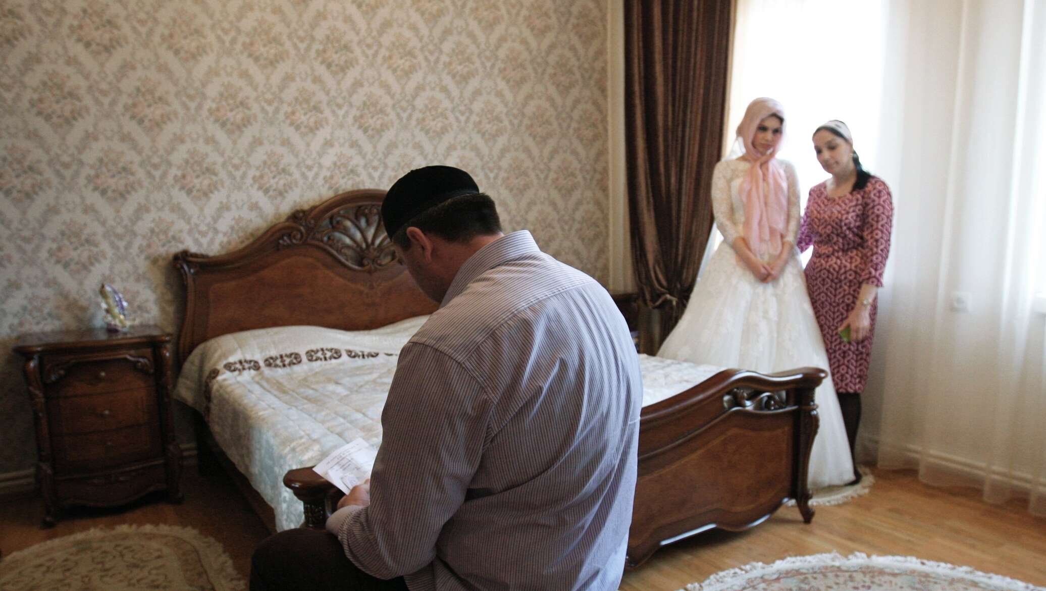 Как пройдет первая брачная ночь. Чеченская свадьба мулла. Первая брачная ночь у мусульман. Свадьба в Чечне. Чеченские невесты.