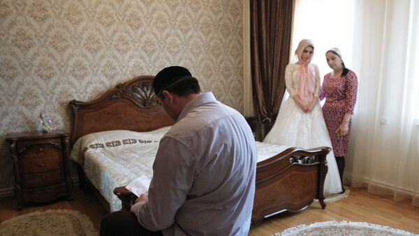 Невеста готовится к обряду нике. Архивное фото - Sputnik Кыргызстан