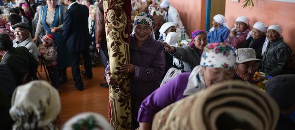 Празднование золотой свадьбы в семье алтайских казахов Дюсенби и Марии Кобдобаевых Празднование золотой свадьбы в семье алтайских казахов Дюсенби и Марии Кобдобаевых - Sputnik Кыргызстан