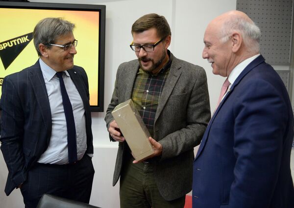 Глава МИД Парагвая Эладио Лойсага и первый заместитель главного редактора Sputnik Сергей Кочетков Глава МИД Парагвая Эладио Лойсага и первый заместитель главного редактора Sputnik Сергей Кочетков - Sputnik Кыргызстан