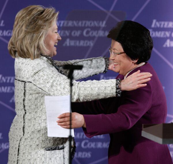 Кандидат в президенты США Хиллари Клинтон и экс-президент Кыргызстана Роза Отунбаева - Sputnik Кыргызстан