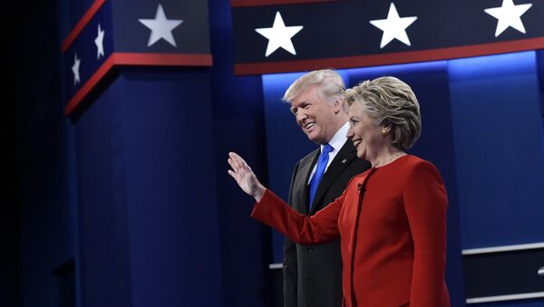 Кандидаты в президенты США республиканец Дональд Трамп и от Демократической партии Хиллари Клинтон на вторых предвыборных теледебатах - Sputnik Кыргызстан