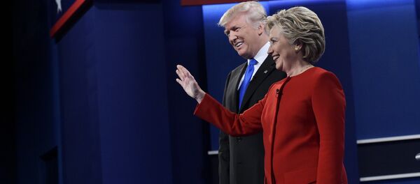 Кандидаты в президенты США республиканец Дональд Трамп и от Демократической партии Хиллари Клинтон на вторых предвыборных теледебатах - Sputnik Кыргызстан