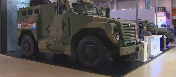 Бронемашина Медведь и ноутбук для экстремалов на выставке Интерполитех - Sputnik Кыргызстан
