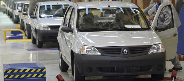 Конвейер по сборке автомобилей Renault Logan на ОАО Автофрамос. Архивное фото - Sputnik Кыргызстан
