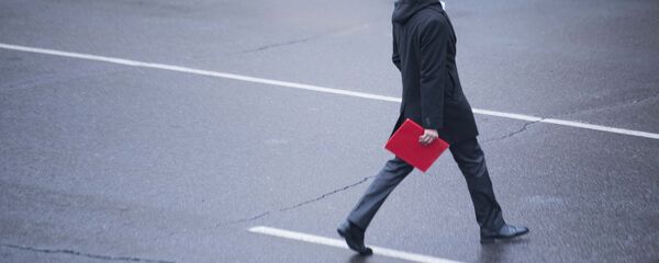 Молодой парень переходит дорогу в городе Бишкек. Архивное фото - Sputnik Кыргызстан