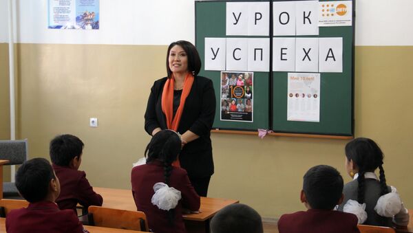 Урок Гулнур Сатылгановой ученикам 5-6 классов в бишкекской школе - Sputnik Кыргызстан