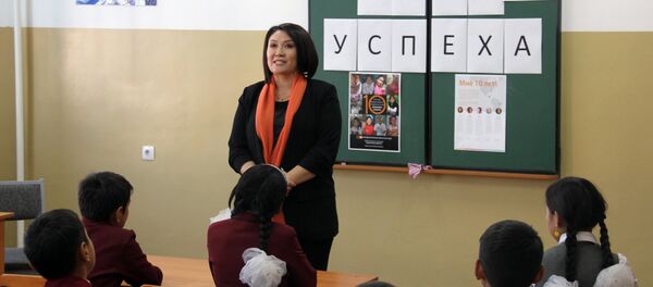 Урок Гулнур Сатылгановой ученикам 5-6 классов в бишкекской школе - Sputnik Кыргызстан