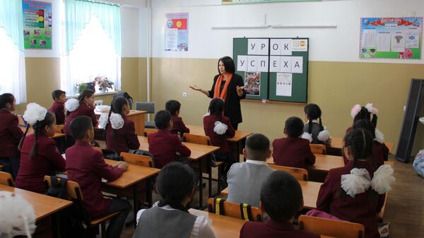 Урок Гулнур Сатылгановой ученикам 5-6 классов в бишкекской школе - Sputnik Кыргызстан