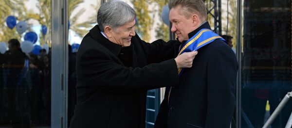 Президент Алмазбек Атамбаев награждает орденом Данакер председателя правления публичного акционерного общества Газпром Алексея Миллера Президент Алмазбек Атамбаев награждает орденом Данакер председателя правления публичного акционерного общества Газпром Алексея Миллера - Sputnik Кыргызстан