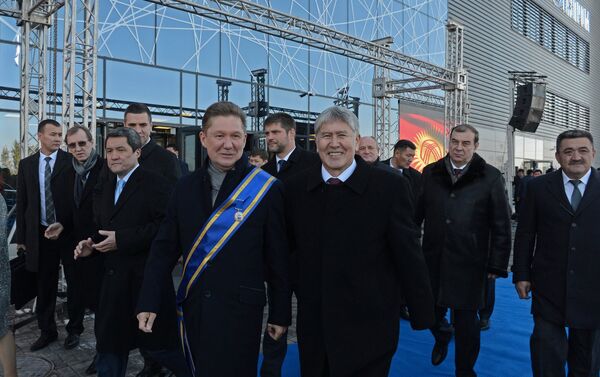 Атамбаев поблагодарил за спортивные сооружения, в том числе за ФОК в Чолпон-Ате, где проводились II Всемирные игры кочевников - Sputnik Кыргызстан