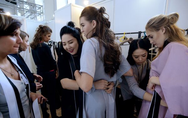Кыргызстандык кол өнөрчү Аида Робертова Mercedes-Benz Fashion Week Russia абройлуу иш-чарасында өз коллекциясын тартуулады - Sputnik Кыргызстан