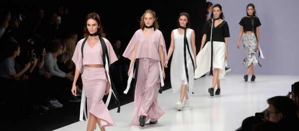 Модели представляют творения кыргызстанского дизайнера Аиды Робертовны во время Недели моды Mercedes-Benz в Москве. 14 октября 2016 года Модели представляют творения кыргызстанского дизайнера Аиды Робертовны во время Недели моды Mercedes-Benz в Москве. 14 октября 2016 года - Sputnik Кыргызстан