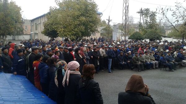 Сотрудники Кыргызнефтегаза на митинге в городе Кочкор-Ата - Sputnik Кыргызстан