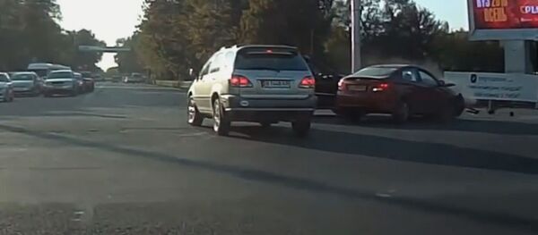 Снимок с Youtube канала пользователя Bolot Ibragimov. ДТП с участием внедорожника Mercedes-Benz и Hyundai. Снимок с Youtube канала пользователя Bolot Ibragimov. ДТП с участием внедорожника Mercedes-Benz и Hyundai. - Sputnik Кыргызстан