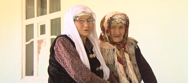 Баткендеги 106 жаштагы эне, 80 жаштагы кызы аларга каралашар киши жоктугун айтышты - Sputnik Кыргызстан