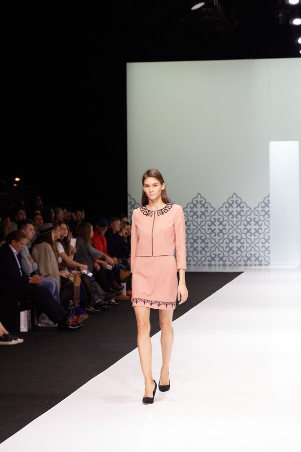 Показ кыргызстанского дизайнера Альбины Калыковой на Moscow Fashion Week - Sputnik Кыргызстан