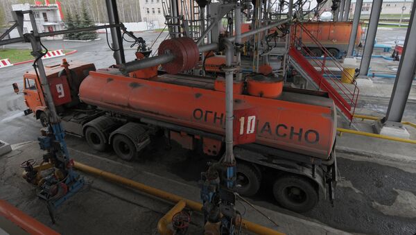 Терминал заправки топливом цистерн бензовозов. Архивное фото - Sputnik Кыргызстан