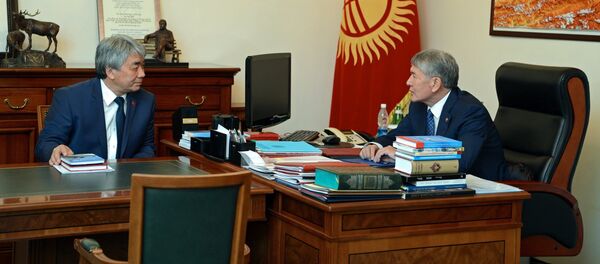 Президент Алмазбек Атамбаев өлкөнүн маданият, маалымат жана туризм министри Түгөлбай Казаковду кабыл алуу учурунда - Sputnik Кыргызстан