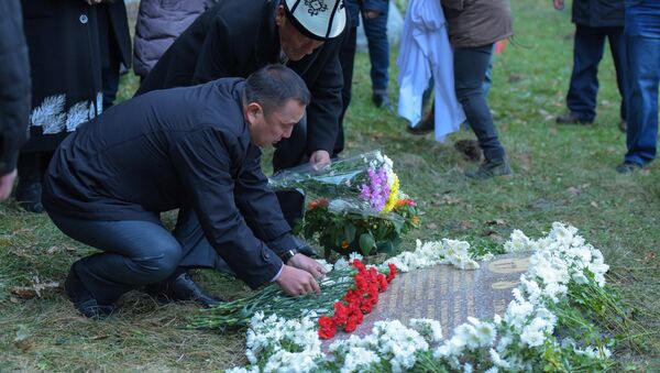 Камень, установленный в память о погибших на пожаре в московской типографии - Sputnik Кыргызстан
