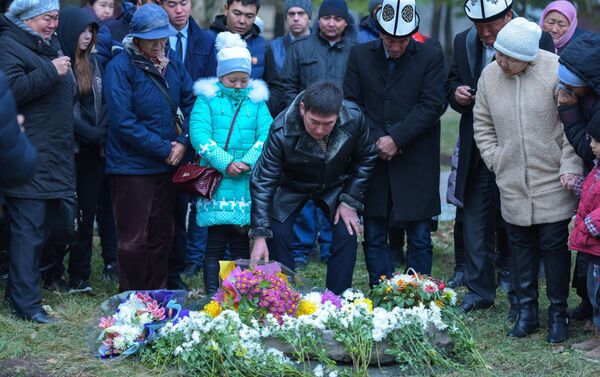Было решено посадить 18 деревьев в память о всех погибших в пожаре — как кыргызстанках, так и россиянках, включая неродившегося ребенка одной из них - Sputnik Кыргызстан