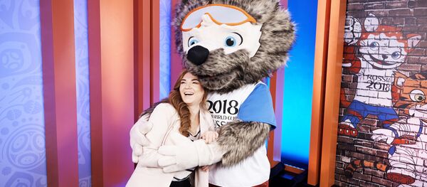 Дизайнер официального талисмана Чемпионата мира по футболу 2018 года Екатерина Бочарова на презентации талисмана в программе Вечерний Ургант. - Sputnik Кыргызстан