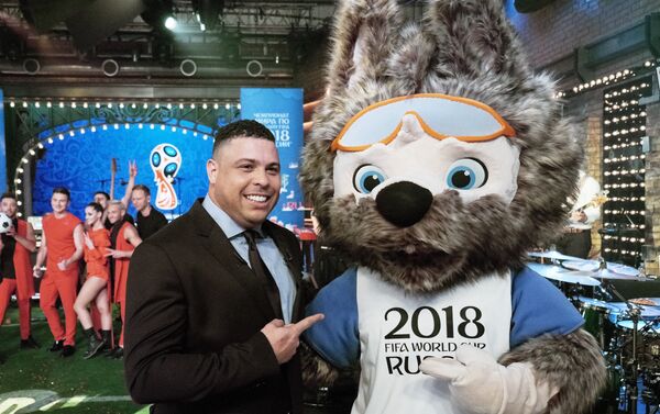 Двукратный чемпион мира, экс-футболист бразильской сборной Роналдо отметил, что талисман играет огромную роль в продвижении турнира и доставляет большую радость зрителям на стадионах - Sputnik Кыргызстан