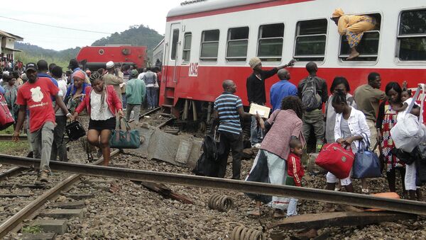 Пассажиру у поезда который потерпел крушение в Камеруне - Sputnik Кыргызстан