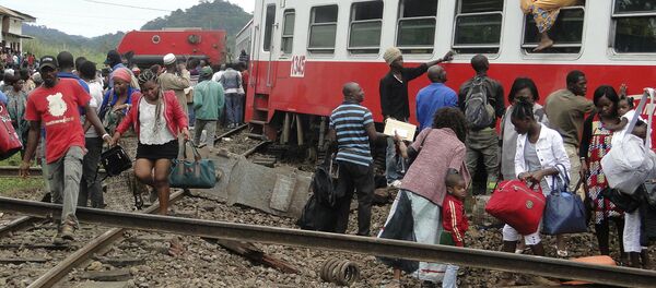 Камерунда рельсадан кулаган поездден чыгып жаткан жүргүнчүлөр - Sputnik Кыргызстан