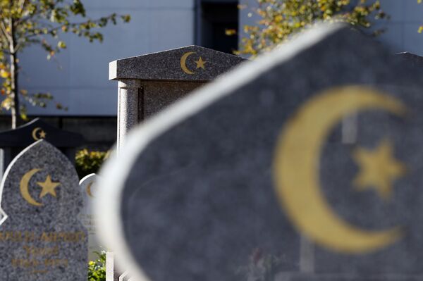 Я запрещал обнимать покойного, но без толку! Как в КР заражаются на похоронах - Sputnik Кыргызстан