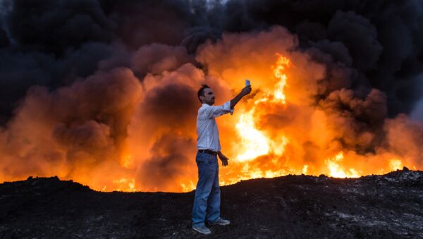 Мужчина делает селфи на фоне огня. Архивное фото - Sputnik Кыргызстан