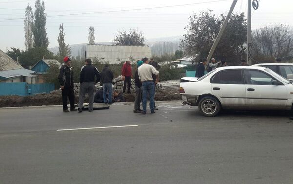 На улице Дооронбека Садырбаева в столичном селе Чон-Арык произошло дорожно-транспортное происшествие с участием трех автомобилей - Sputnik Кыргызстан