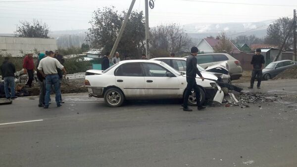 ДТП с участием трех машин на улице Дооронбека Садырбаева - Sputnik Кыргызстан