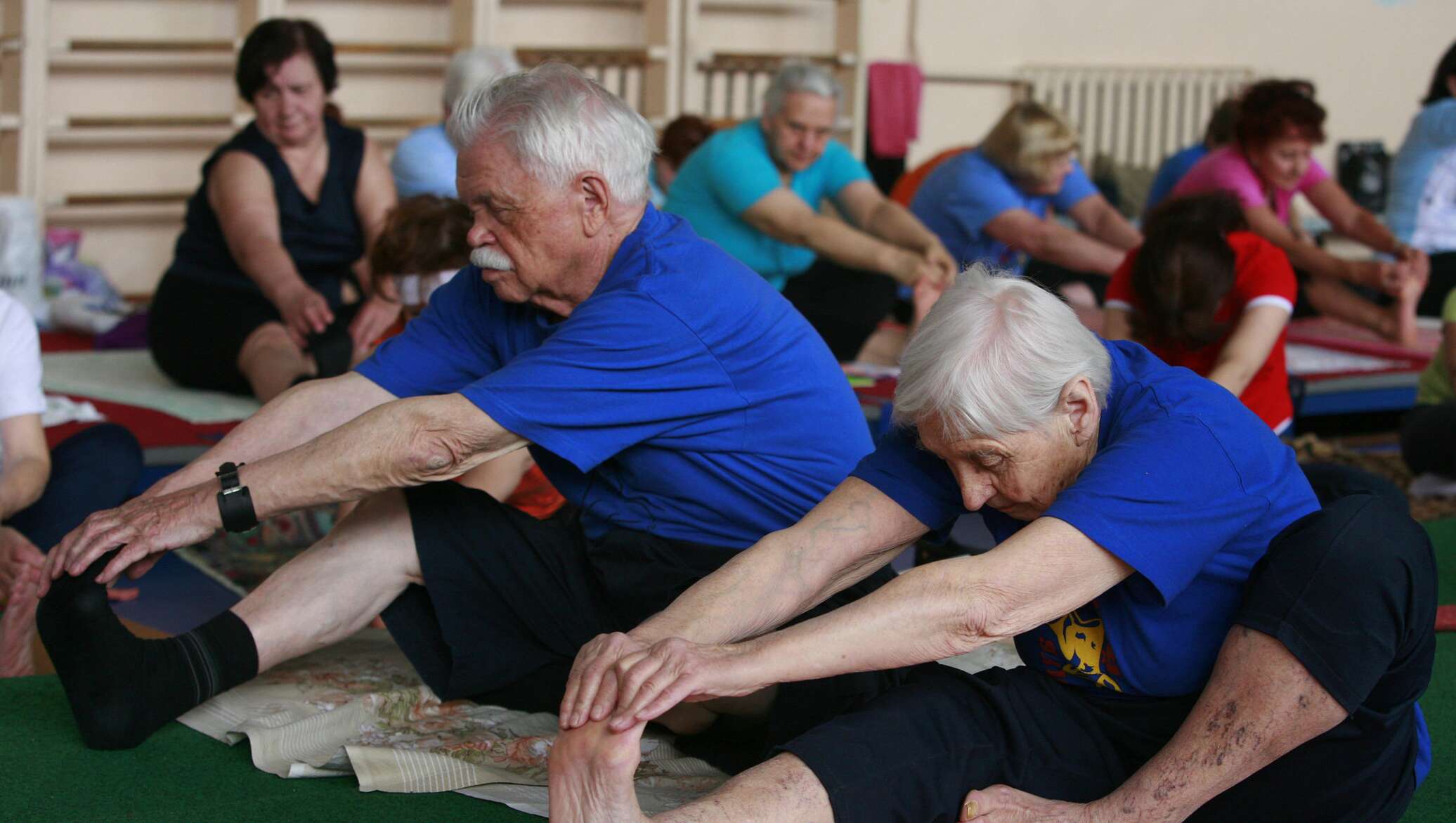 Б пенсионерам. Физкультура для пожилых. Пожилые люди спорт. Зарядка для пожилых. Гимнастика для пенсионеров.