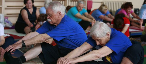 Люди пожилого возраста занимаются хатха-йогой в академии здорового образа жизни в Ставрополе - Sputnik Кыргызстан